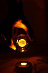 ByGufi Kişiye Özel Hediyelik Cam Küre – Saturn Kız Figürlü | Dekoratif ve Gece Lambası