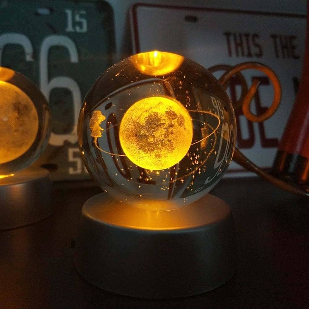 ByGufi Kişiye Özel Hediyelik Cam Küre – Saturn Kız Figürlü | Dekoratif ve Gece Lambası