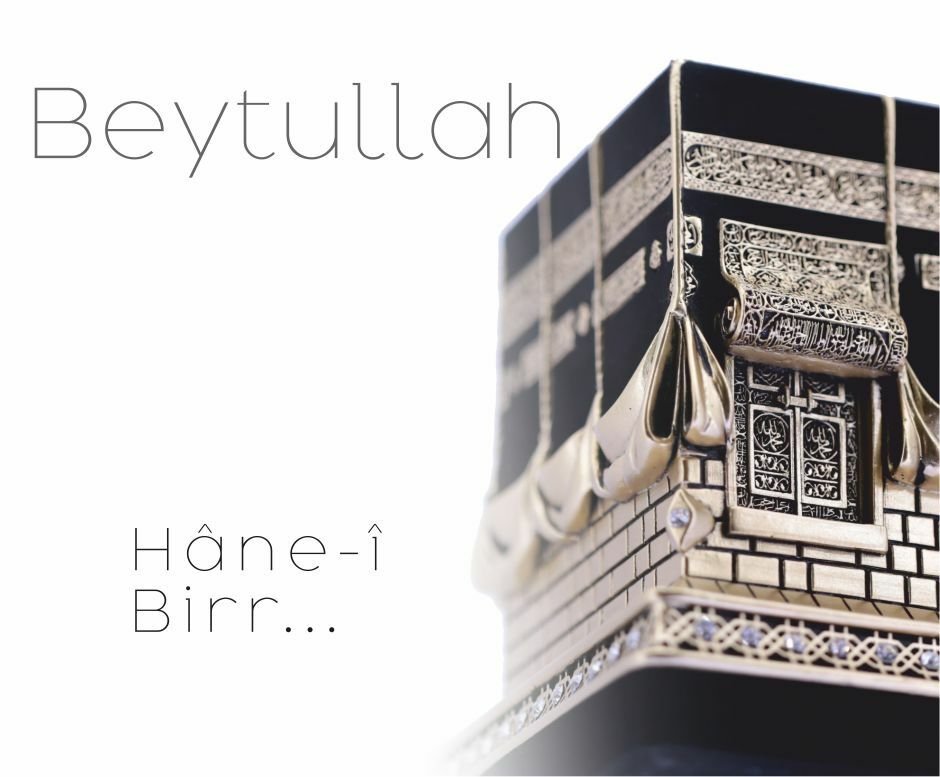 ByGufi Beytullah Boytu – Hane-i Birr, Büyük Boy, Sarı ve Gümüş, Selçuklu Motifli, Kristal Taşlı, Dekoratif ve Manevi Hediyelik