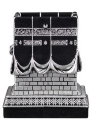 ByGufi Beytullah Boytu – Hâne-i Birr Maketi (Orta Boy) | Sarı & Gümüş | Kâbe Örtüsü Kuşak Yazıları, Altın Oluk, Şazirvan ve Selçuklu Tezyinatlı Kaide