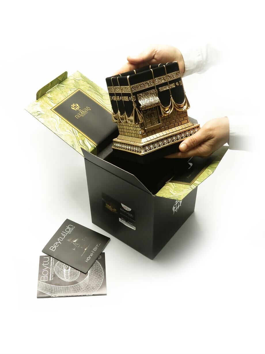 ByGufi Beytullah Boytu – Hâne-i Birr Maketi (Orta Boy) | Sarı & Gümüş | Kâbe Örtüsü Kuşak Yazıları, Altın Oluk, Şazirvan ve Selçuklu Tezyinatlı Kaide