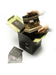 ByGufi Beytullah Boytu – Küçük Boy – Sarı/Gümüş, Hane-i Birr Temalı, Altın Oluk, Şazirvan ve Selçuklu Motifli Kaide, Kristal Taş Detaylı, Polyester, Kişiselleştirilebilir Hediye