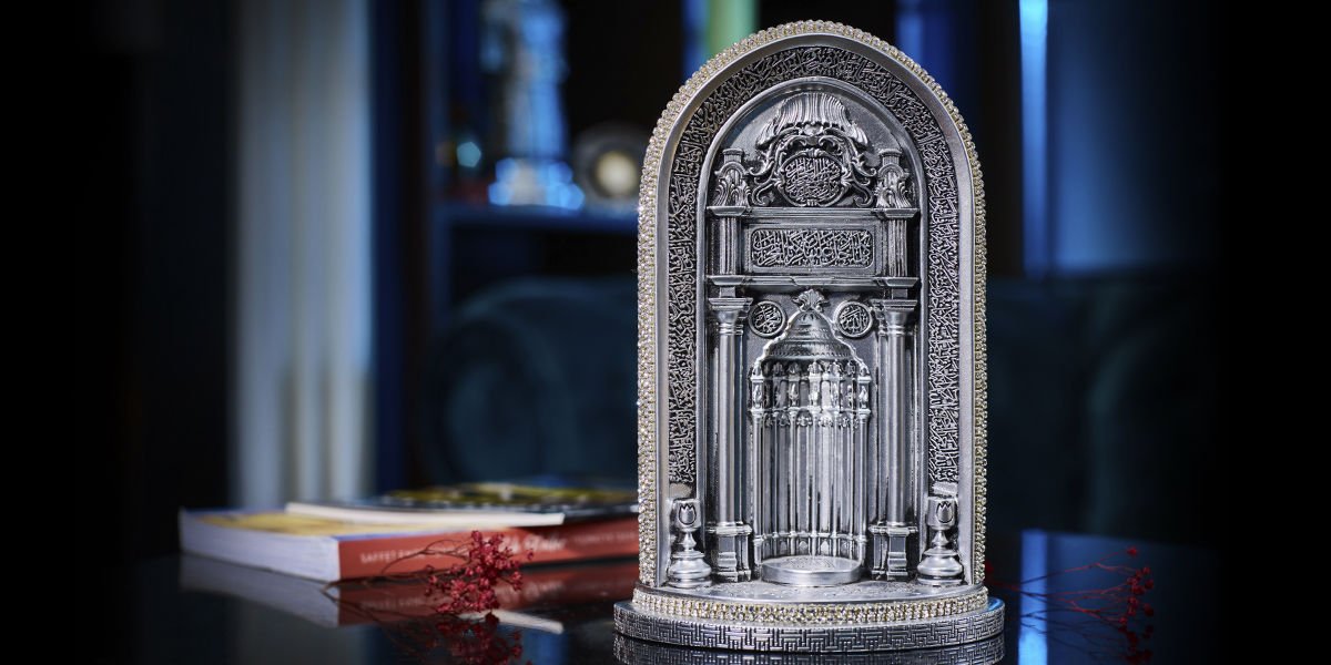 ByGufi Mihrap Boytu – Eyüp Sultan Esintili Mihrap Tasarımı (Orta Boy) | Gümüş | Ayet’el Kürsi, Mukarnas, Rumi Motif ve Kristal Taş Tezyinatlı Manevî Dekorasyon