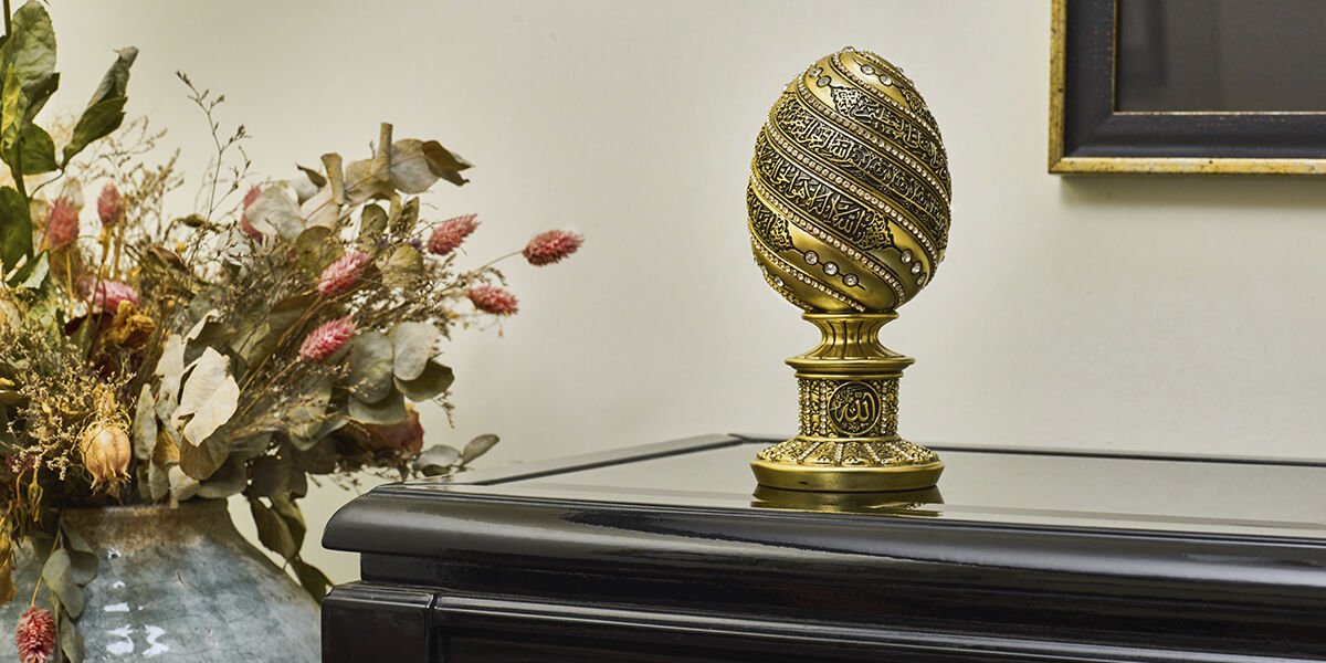 ByGufi Yumurta Boytu – Büyük Boy, Sarı & Gümüş, Ayet’el Kürsi Nakışlı, Kristal Taş Detaylı, Dekoratif ve Fonksiyonel Obje