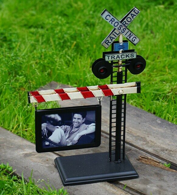 ByGufi Nostaljik Dekoratif Metal Çerçeve Yön Levhası – Vintage El Boyama, Ev ve Ofis Dekorasyonu