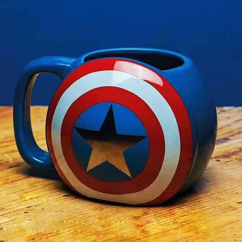 ByGufi Captain America Kalkan Kupa – Marvel Temalı, 3D Kalkan Tasarımlı Seramik Kupa, Hediye Kutulu, Ev ve Ofis Dekoru