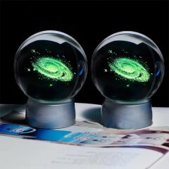 ByGufi Kişiye Özel Hediyelik Cam Küre – Galaksi Toz Bulutu Figürlü | Dekoratif ve Gece Lambası