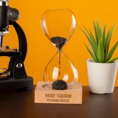 ByGufi Kişiye Özel Ahşap Kaideli Manyetik Kum Saati – Dekoratif ve Kişiselleştirilebilir Hediye