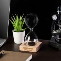 ByGufi Kişiye Özel Ahşap Kaideli Manyetik Kum Saati – Dekoratif ve Kişiselleştirilebilir Hediye