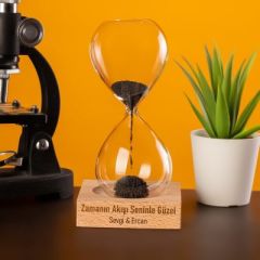 ByGufi Kişiye Özel Ahşap Kaideli Manyetik Kum Saati – Dekoratif ve Kişiselleştirilebilir Hediye