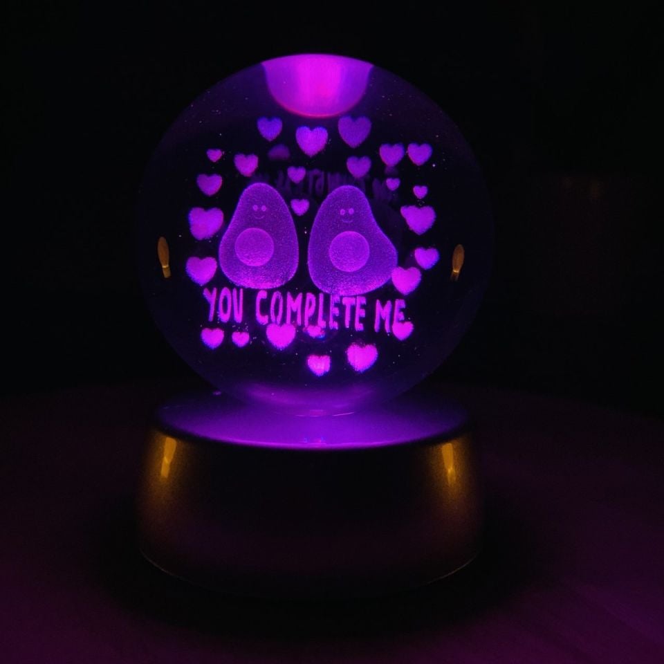 ByGufi Kişiye Özel Hediyelik Cam Küre – Avokado Figürlü | Dekoratif Obje ve Renk Değiştiren Gece Lambası