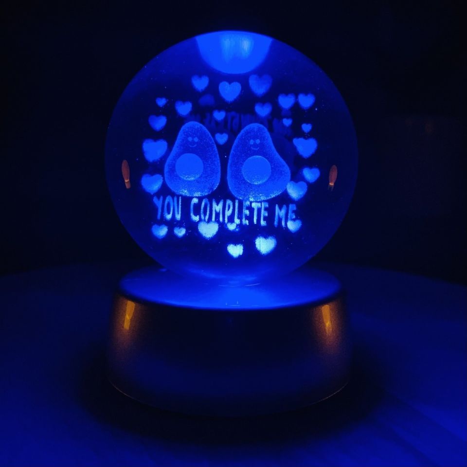 ByGufi Kişiye Özel Hediyelik Cam Küre – Avokado Figürlü | Dekoratif Obje ve Renk Değiştiren Gece Lambası