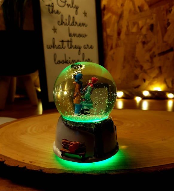 ByGufi Romantik Aşıklar Işıklı Kar Küresi & “İyi Ki Varsın” Peluş Ayıcık – Sevgiliye Özel Hediye, Doğum Günü ve Sevgililer Günü Hediyesi, Işıklı ve Dekoratif Tasarım