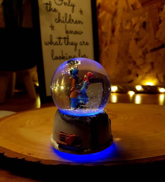 ByGufi Romantik Aşıklar Işıklı Kar Küresi & “İyi Ki Varsın” Peluş Ayıcık – Sevgiliye Özel Hediye, Doğum Günü ve Sevgililer Günü Hediyesi, Işıklı ve Dekoratif Tasarım