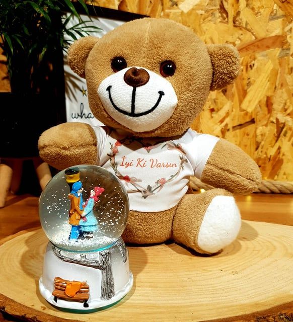 ByGufi Romantik Aşıklar Işıklı Kar Küresi & “İyi Ki Varsın” Peluş Ayıcık – Sevgiliye Özel Hediye, Doğum Günü ve Sevgililer Günü Hediyesi, Işıklı ve Dekoratif Tasarım