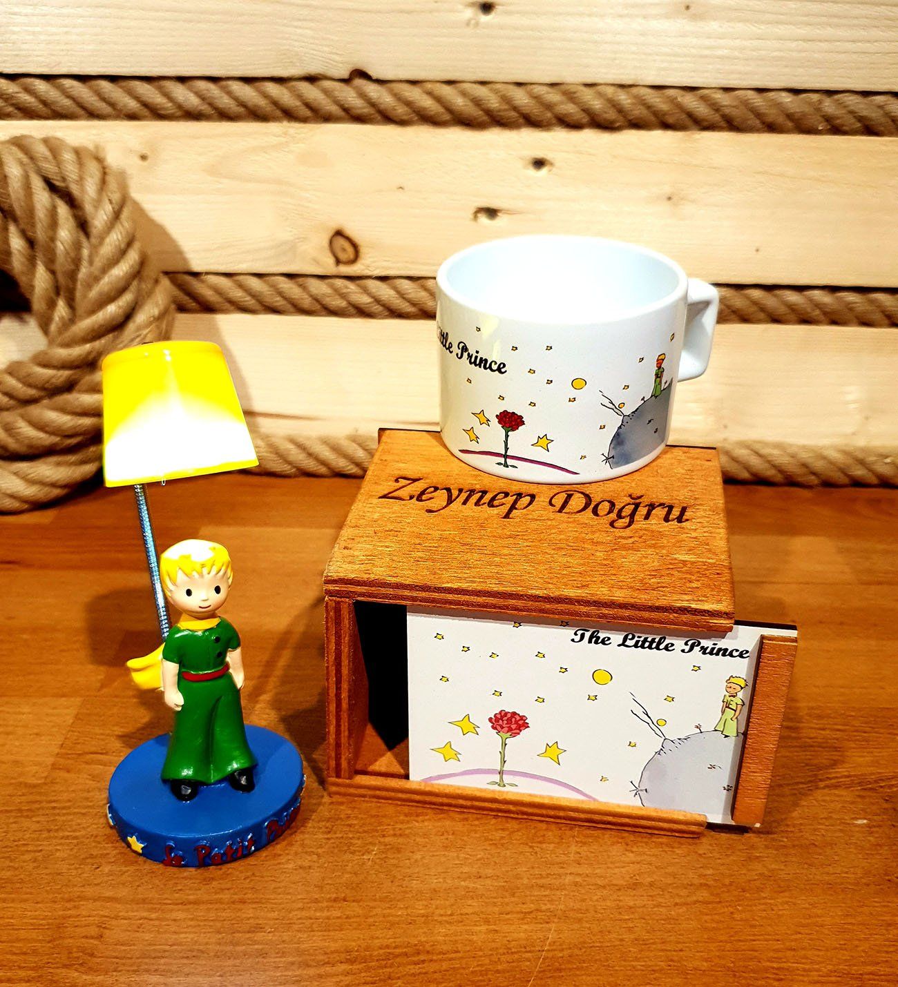 ByGufi Kişiye Özel Küçük Prens Kupa ve Masa Lambası Hediye Seti – Lazer Kazımalı, Ahşap Kutulu, Doğum Günü ve Arkadaş Hediyesi