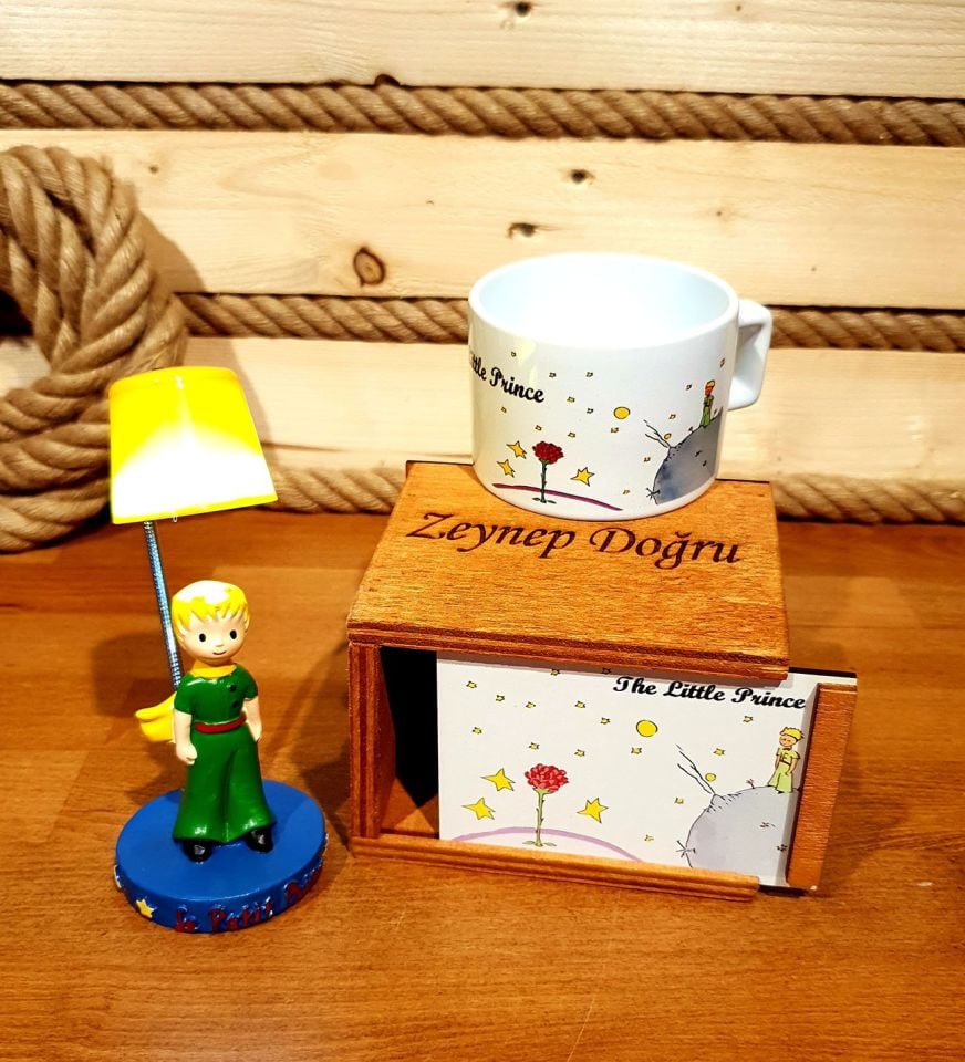 ByGufi Kişiye Özel Küçük Prens Kupa ve Masa Lambası Hediye Seti – Lazer Kazımalı, Ahşap Kutulu, Doğum Günü ve Arkadaş Hediyesi