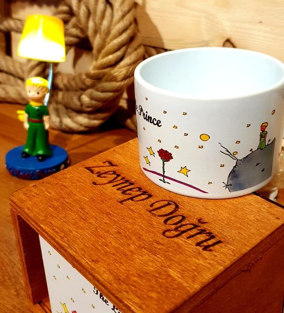 ByGufi Kişiye Özel Küçük Prens Kupa ve Masa Lambası Hediye Seti – Lazer Kazımalı, Ahşap Kutulu, Doğum Günü ve Arkadaş Hediyesi