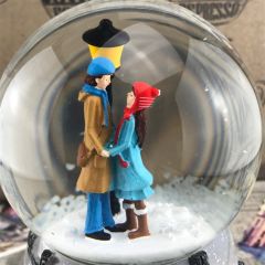 ByGufi Sokak Lambası Kar Küresi ve Müzik Kutusu – Büyük Boy, Işıklı & Dönen Figürlü – Hediyelik Dekoratif Müzik Kutusu