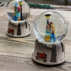 ByGufi Sokak Lambası Kar Küresi ve Müzik Kutusu – Büyük Boy, Işıklı & Dönen Figürlü – Hediyelik Dekoratif Müzik Kutusu