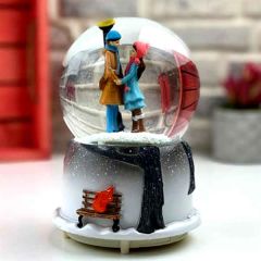ByGufi Sokak Lambası Kar Küresi ve Müzik Kutusu – Büyük Boy, Işıklı & Dönen Figürlü – Hediyelik Dekoratif Müzik Kutusu