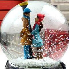 ByGufi Sokak Lambası Kar Küresi ve Müzik Kutusu – Büyük Boy, Işıklı & Dönen Figürlü – Hediyelik Dekoratif Müzik Kutusu