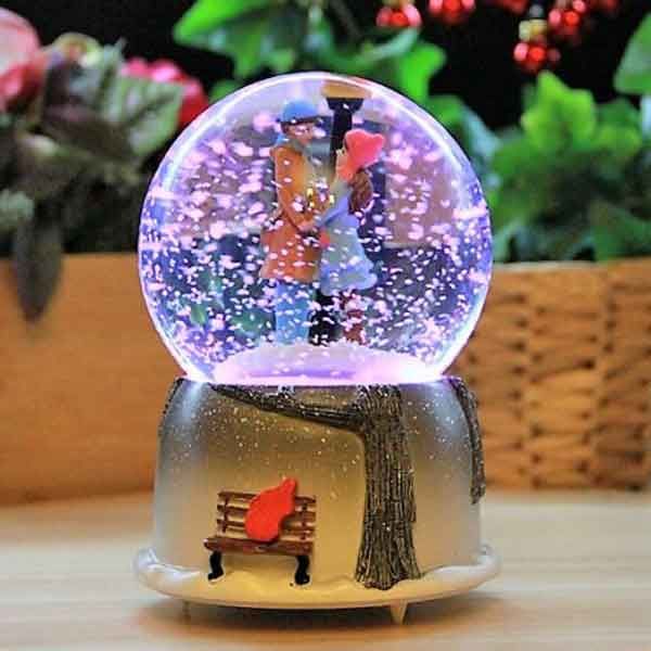 ByGufi Sokak Lambası Kar Küresi ve Müzik Kutusu – Büyük Boy, Işıklı & Dönen Figürlü – Hediyelik Dekoratif Müzik Kutusu
