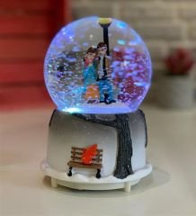 ByGufi Sokak Lambası Kar Küresi ve Müzik Kutusu – Büyük Boy, Işıklı & Dönen Figürlü – Hediyelik Dekoratif Müzik Kutusu