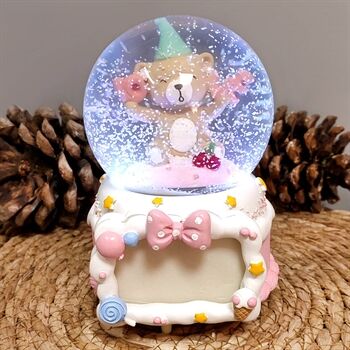 ⭐ BYGUFI – KİŞİYE ÖZEL FOTO ÇERÇEVELİ AYICIK KAR KÜRESİ VE MÜZİK KUTUSU (BÜYÜK BOY 3 – KALP ÇERÇEVE)