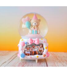 ⭐ BYGUFI – KİŞİYE ÖZEL FOTO ÇERÇEVELİ AYICIK KAR KÜRESİ VE MÜZİK KUTUSU (BÜYÜK BOY 3 – KALP ÇERÇEVE)