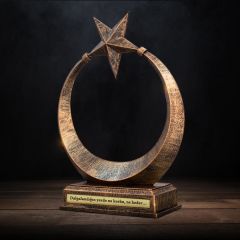 ByGufi Kişiye Özel Dekoratif Ay Yıldız Masa İsimliği – Özel Tasarım, Logo ve İsim Baskılı, Prestijli Ofis ve Ev Aksesuarı