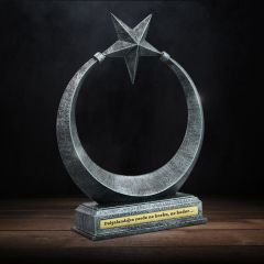 ByGufi Kişiye Özel Dekoratif Ay Yıldız Masa İsimliği – Özel Tasarım, Logo ve İsim Baskılı, Prestijli Ofis ve Ev Aksesuarı