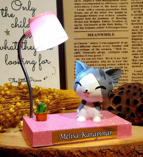 ByGufi Kişiye Özel Sevimli Kaktüslü Kedi Masa Lambası – El Yapımı Dekoratif Aydınlatma, Ahşap Tasarım, İsim Yazılı Hediye