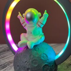 ByGufi LED Işıklı Astronot Speaker Masa Lambası – Bluetooth, RGB Işık Modlu, USB/AUX/Kart Girişli, Şarjlı ve Dekoratif Masa Lambası