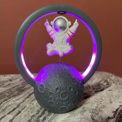 ByGufi LED Işıklı Astronot Speaker Masa Lambası – Bluetooth, RGB Işık Modlu, USB/AUX/Kart Girişli, Şarjlı ve Dekoratif Masa Lambası