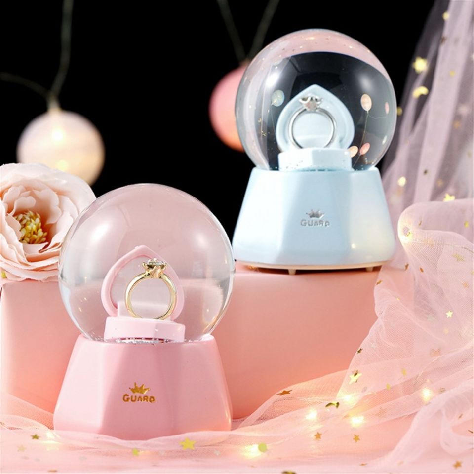 ByGufi Tek Taş Pırlanta Yüzük Işıklı Müzikli Orta Boy Kar Küresi – Romantik ve Şık Hediye Alternatifi