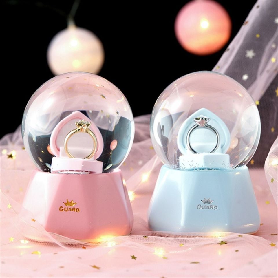 ByGufi Tek Taş Pırlanta Yüzük Işıklı Müzikli Orta Boy Kar Küresi – Romantik ve Şık Hediye Alternatifi
