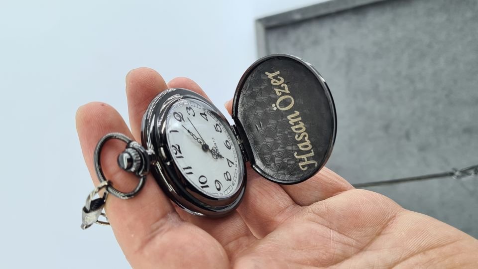 ByGufi Kişiye Özel Köstekli Saat – Metal Tasarım, 36 cm Zincir, Fonksiyonel ve Dekoratif Hediyelik